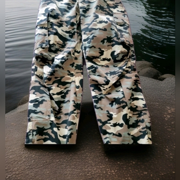 Forever 21 Pants - Pre-loved forever 21 camo pants sz XL